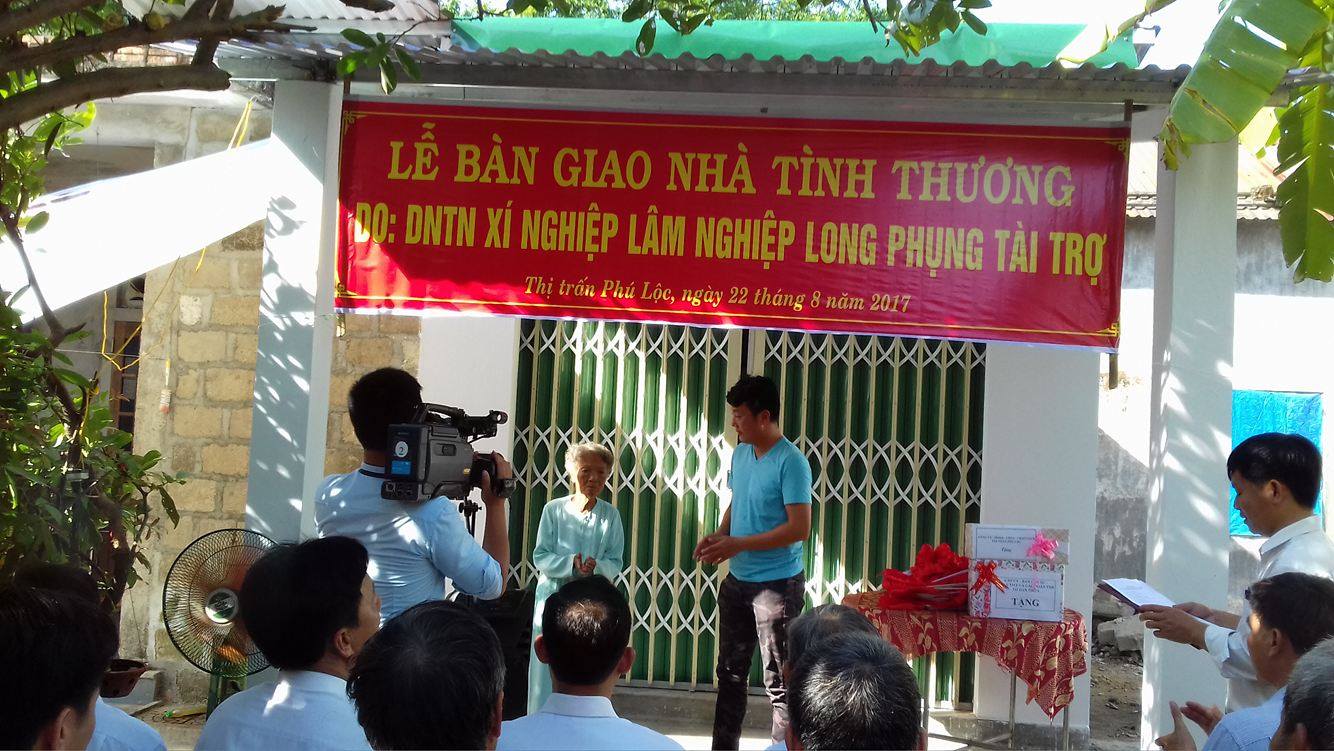 Đơn vị tài trợ trao chìa khóa nhà cho hộ gia đình bà Phan Thị Ba